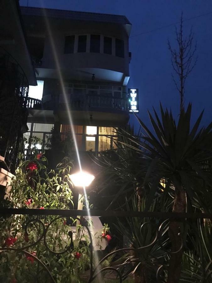 Twins Hotel Kobuleti Bagian luar foto